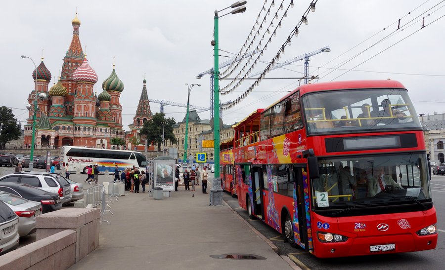 Обзорные экскурсии по москве и области. Автобус City Sightseeing Москва. City Sightseeing Moscow автобус. City Sightseeing красная площадь. Красный автобус City Sightseeing.